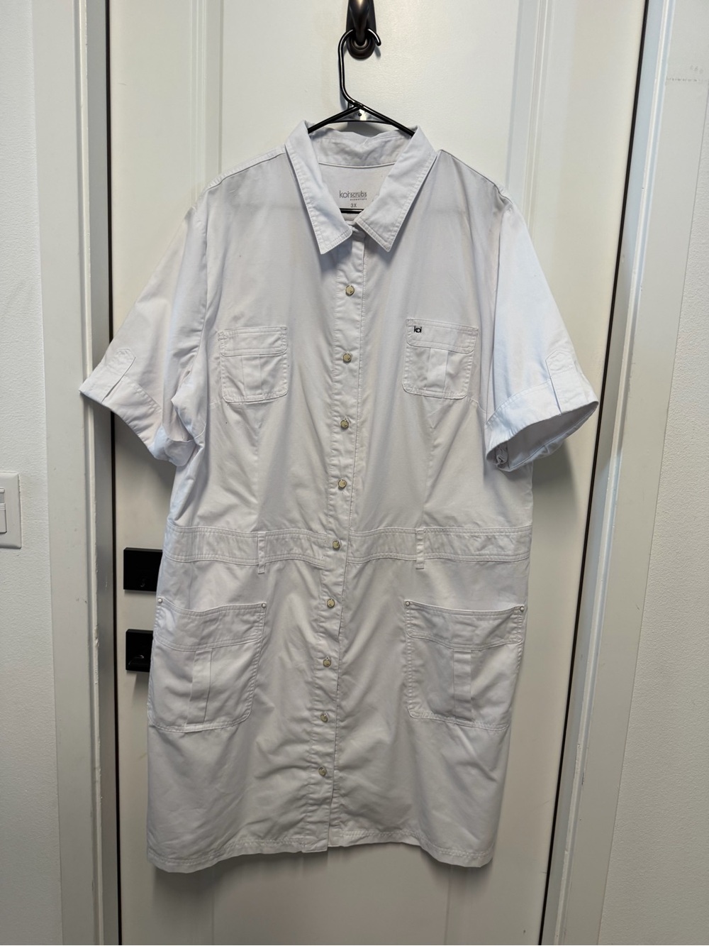 KOI Scrubs Essentials White Nurse Dress Size 3X Altered Fits Approx 2X XXL